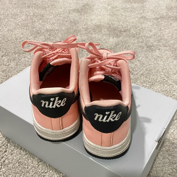 NIKE AIR FORCE ONE FOR LITTLE GIRLS size 2.5Y - Picture 3 of 6